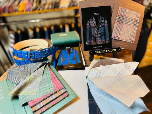 スーツ、、「DRAPERS DRA ERS GOLDINS DRAPERS GOXDINSELECTION 圖公 CEI DAL TOKyю TOKYOTAILOR TOKYO TAILOR TEWTOTM」というテキストの画像のようです