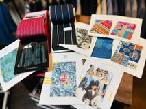 1人、スーツ、、「CARNET CARNET BECO TOKYOTAILOR TOKyO AILOR ARNET ARIE」というテキストの画像のようです